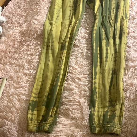 green never been worn jogging pants the lighting makes the pants look brighter - Picture 2 of 2